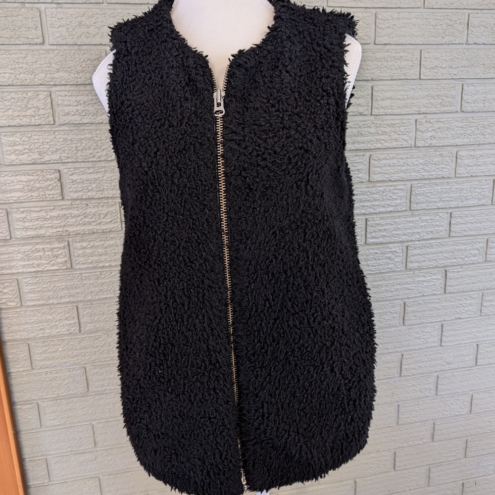 Wilfred Black Fuzzy Zip-Up Vest